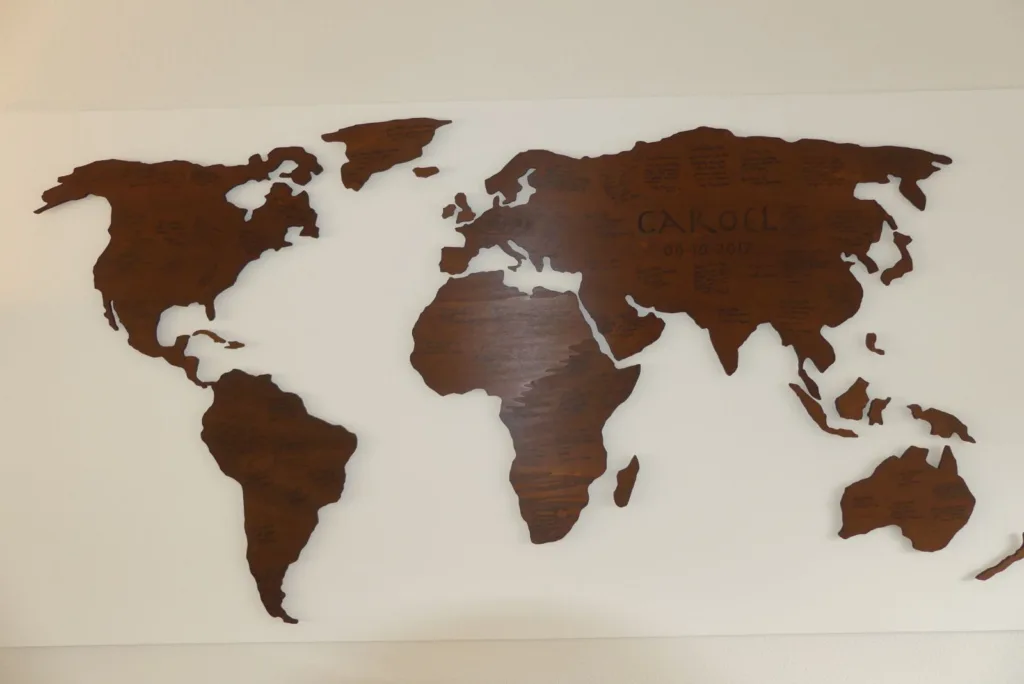 origineel gastenboek voor bruiloft van ervaren reizigers is een grote houten wereldkaart waarop gasten hun persoonlijke boodschap plaatsen. Een blijvende herinnering aan de mooiste dag van hun leven.