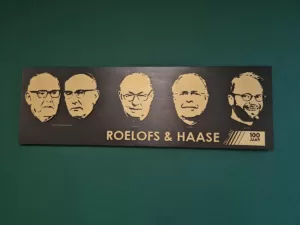 Jubileum cadeau op maat aan de muur