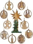 Set houten kerstballen met gegraveerde kerstfiguren voor stijlvolle kerstboomdecoratie