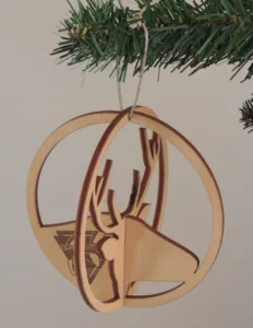 Houten kerstbal met bedrijfslogo van ABZ als zakelijke kerstkaart verstuurd aan alle relaties